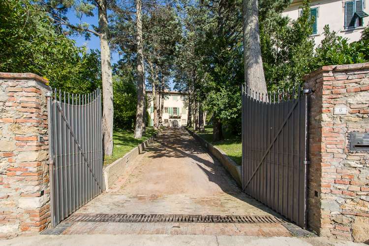 Bildet viser porten og innkjørselen ved feriehuset Palazzo Pietro. Huset ligger i Toscana mellom Pisa og Firenze.