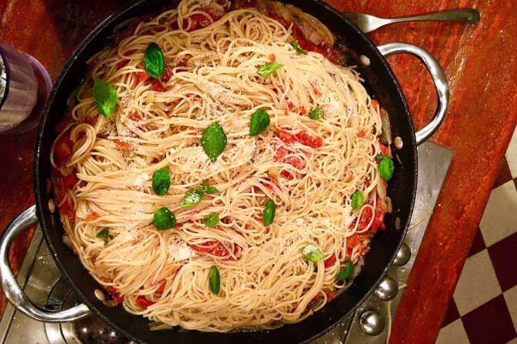 Bildet viser spagetti med tomatsaus på matkurs i Toscana.