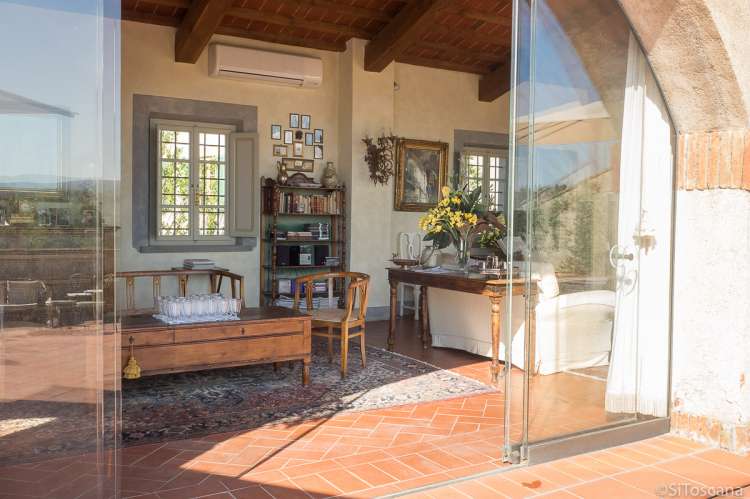 Bildet viser stue med glassdører i vakker feriebolig i landsby i Toscana.