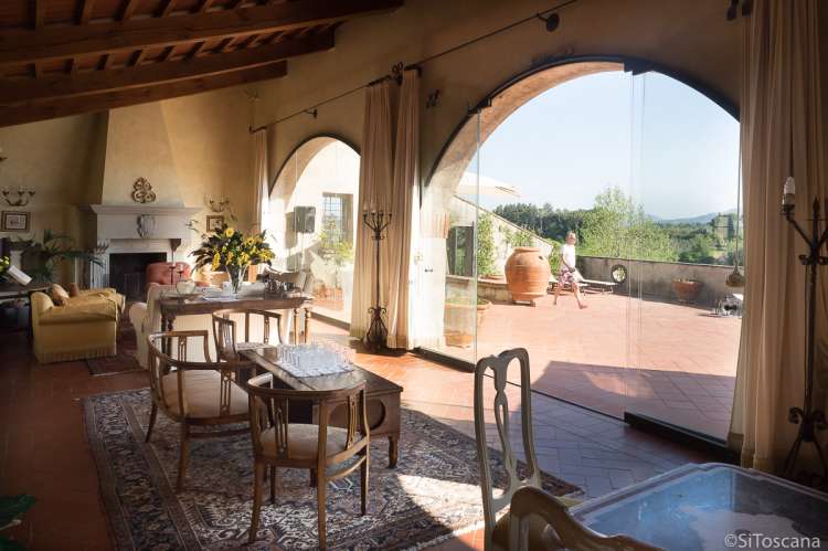 Bildet viser vakker stue i stort feriehus i landsby i Toscana.