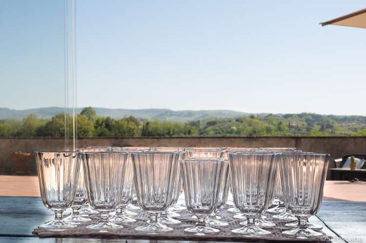 Bildet viser glass på brett på terrasse i vakker feriebolig i Toscana.