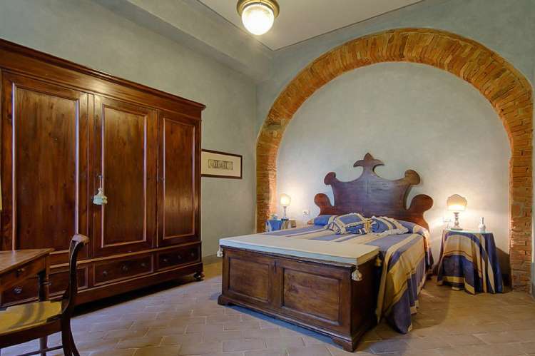 Bildet viser soverom med dobbeltseng i feriehuset Maria Rosa i Toscana.