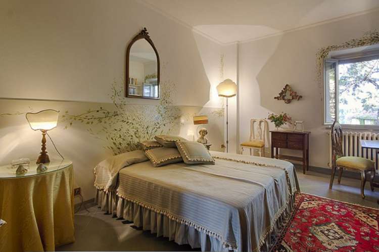 Bildet viser typisk toskansk soverom i feriehuset Maria Rosa i Toscana.
