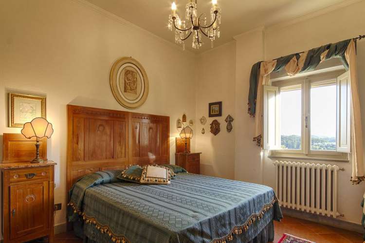 Bildet viser vakkert toskansk soverom i feriehuset Maria Rosa i Toscana.