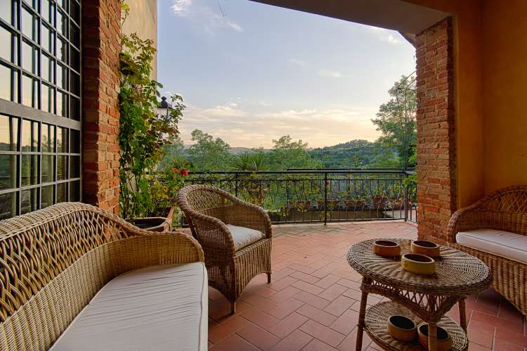 Bildet viser utemøbler på terrassen i feriehuset Maria Rosa ved Pisa.