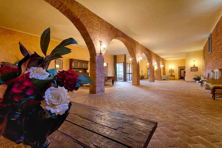 Bildet viser spisesal i historisk hus i Toscana.