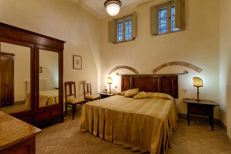 Bildet viser toskansk soverom i feriehuset Maria Rosa i Toscana ved Pisa.