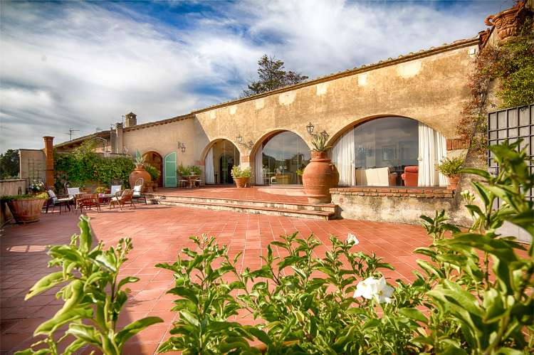 Bildet viser terrasse med utsikt i ferieboligen Maria Rosa i Toscana.