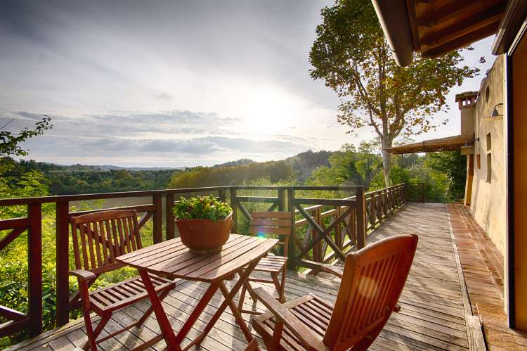 Bildet viser terrasse med utsikt i solnedgang i ferieboligen Maria Rosa i Toscana.