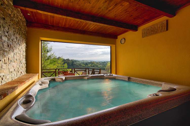 Bildet viser boblebad med utsikt i ferieboligen Maria Rosa i Toscana ved Pisa.