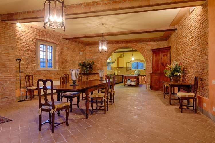 Bildet viser toskansk kjellerstue med murvegger. Feriehuset Maria Rosa i Toscana.