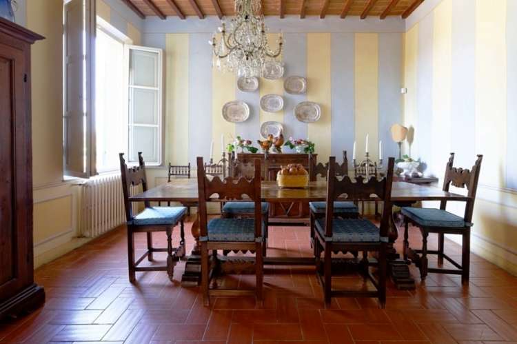 Bildet viser spisestue med langbord i feriehus i Toscana.