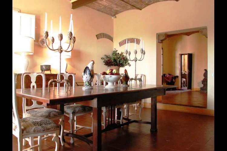 Bildet viser spisestue med langbord i toskansk villa ved Pisa i Italia.