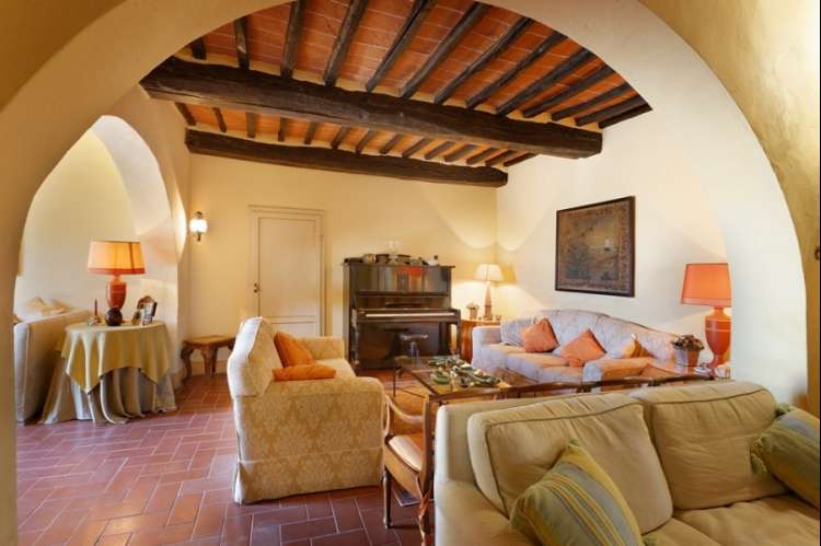 Bildet viser stue med sofaer i feriehus i landsby i Italia.