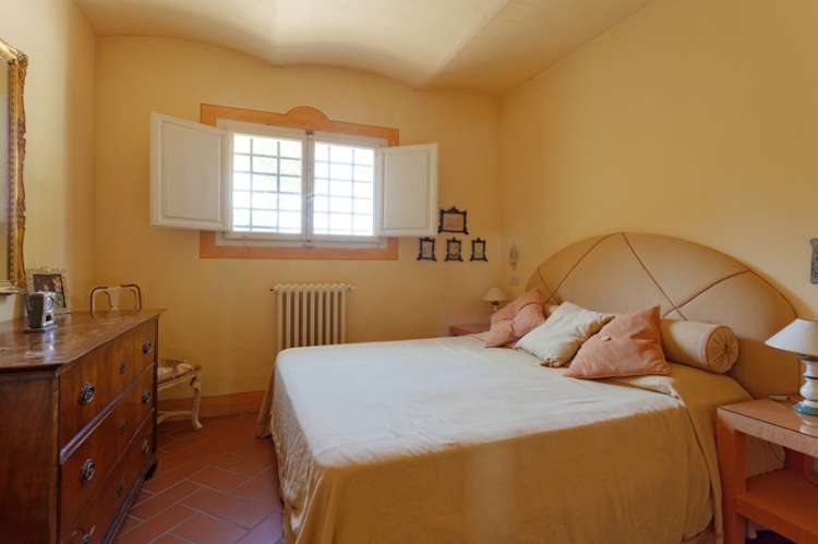 Bildet viser soverom med dobbeltseng i stor villa med utsikt i Toscana.