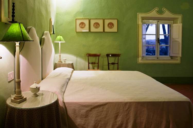 Bildet viser soverom med dobbeltseng i stor villa med utsikt i Toscana.