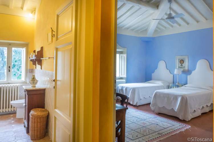 Bildet viser soverom og bad i elegant villa i Toscana.