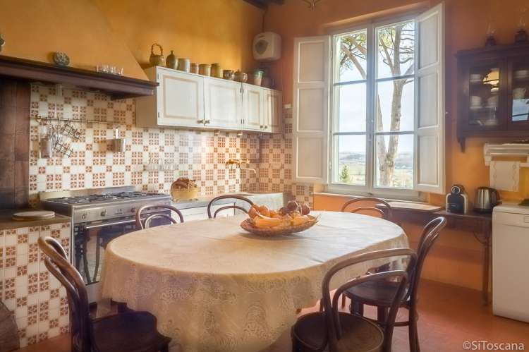 Bildet viser toskansk kjøkken i villa med utsikt i Toscana.