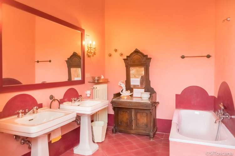 Bildet viser bad med badekar i Villa Sole ved Pisa i Toscana.