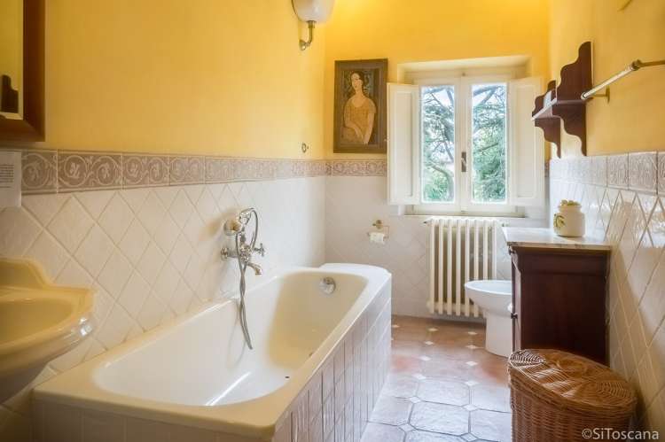 Bildet viser bad med badekar i feriehus i landsby ved Pisa i Italia.