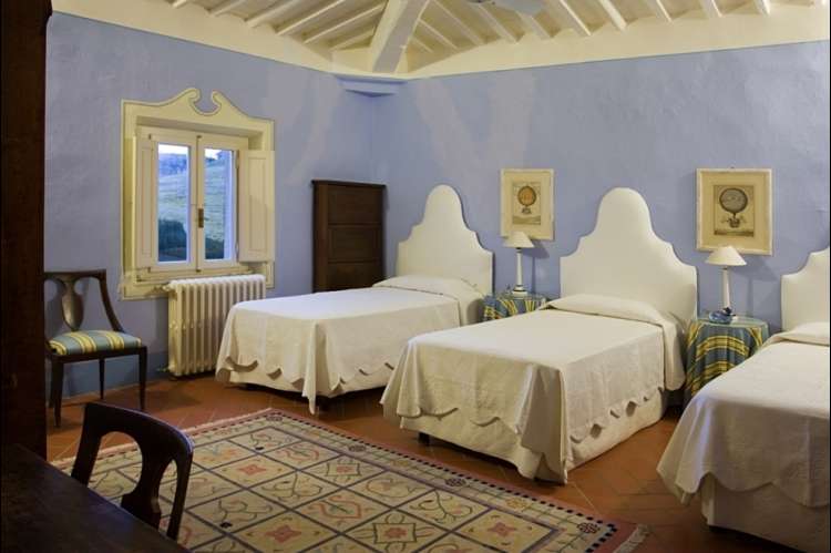 Bildet viser trippelrom i villa i landsby i Toscana.