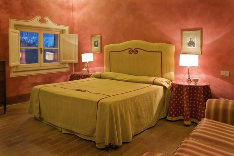 Bildet viser vakkert soverom i feriehus i Toscana.