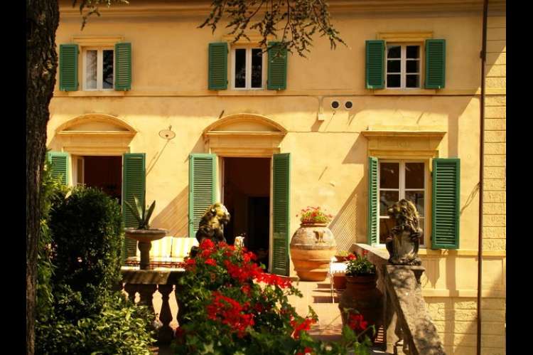 Bildet viser fasade til feriehus i Toscana i Italia.