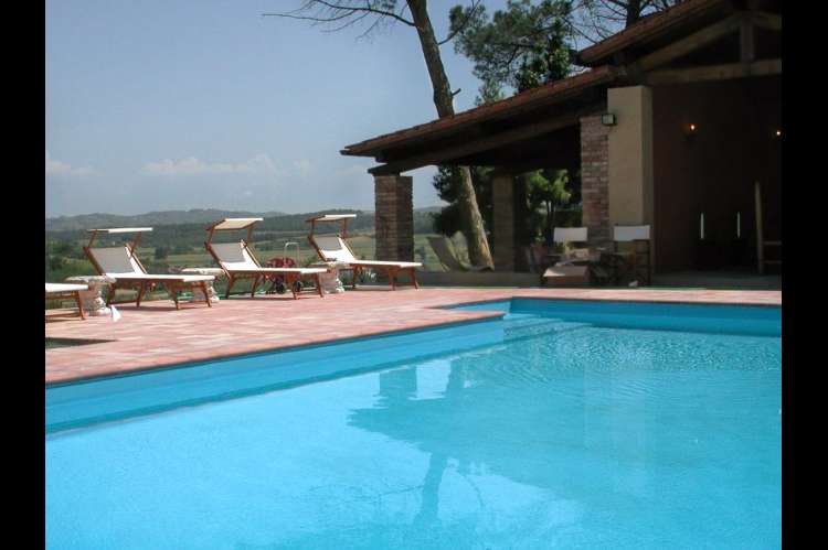 Bildet viser basseng med utsikt i feriehus i Toscana.