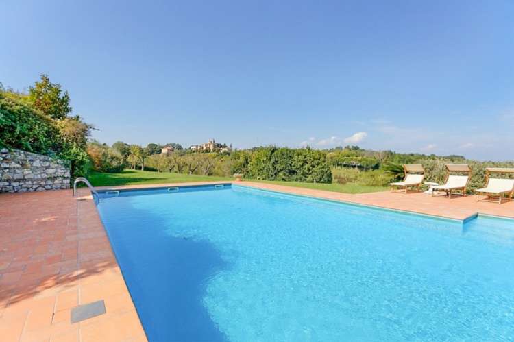 Bildet viser basseng med utsikt i ferieboligen Villa Sole ved Pisa i Italia.