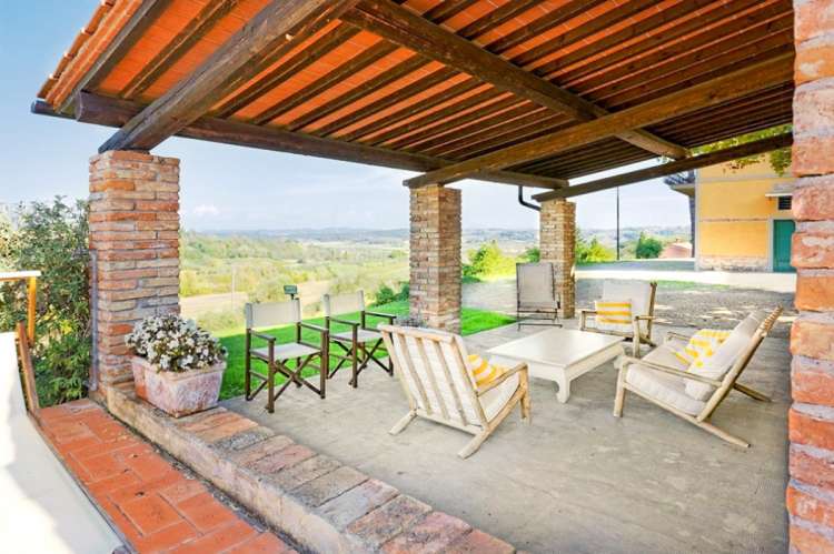 Bildet viser terrasse med sofa i feriehuset Villa Sole ved Pisa i Italia.