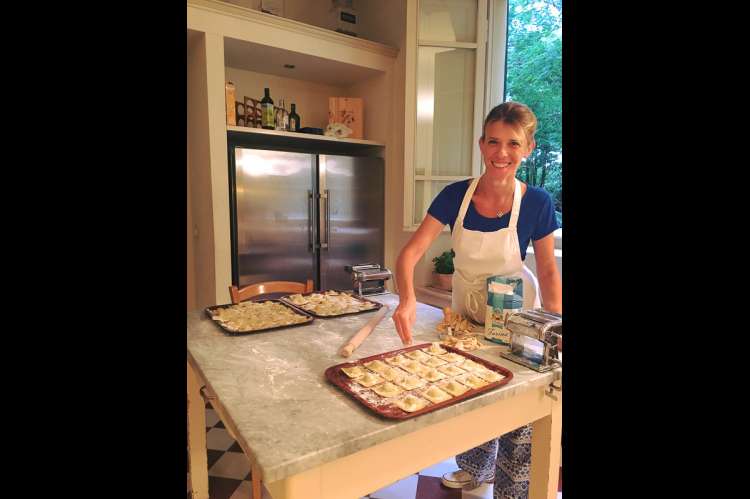 Bildet viser kokk som lager pasta i feriehus i Toscana.