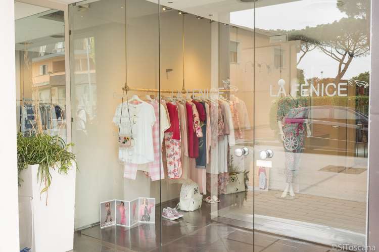 Bildet viser klesbutikk i landsby i Toscana.