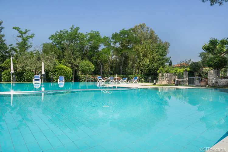 Bildet viser stort basseng på familievennlig feriebosted ved Pisa i Italia.