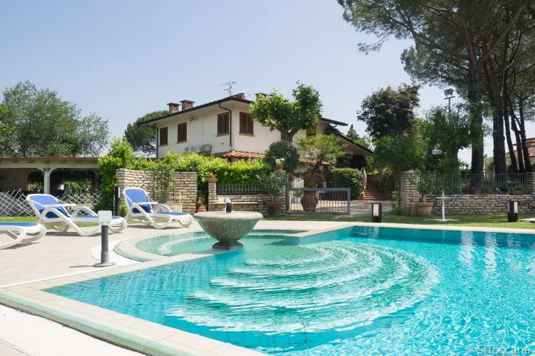 Bildet viser basseng utenfor barnevennlig feriehus i Toscana.