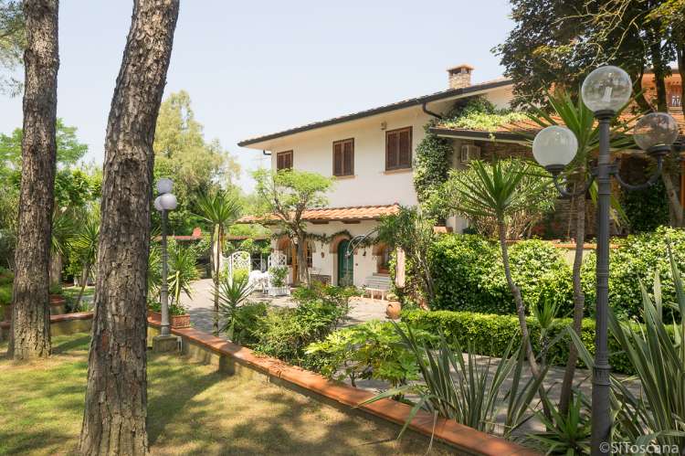 Bildet viser familievennig feriehus i landsby nært Pisa i Italia.