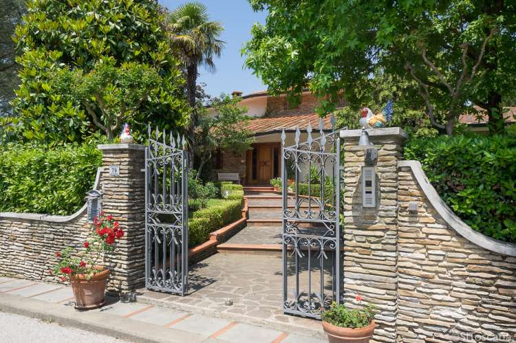 Bildet viser port inn til barnevennlig feriebosted i landsby i Toscana.
