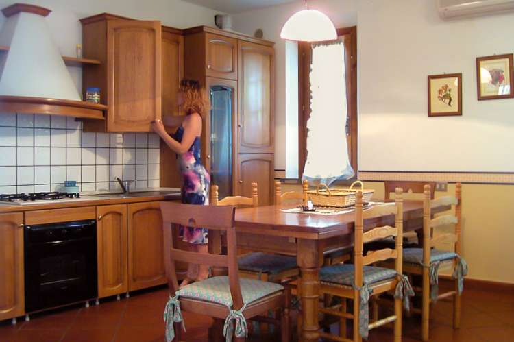 Bildet viser kjøkken i stor feriebolig med hage nært Pisa i Toscana.
