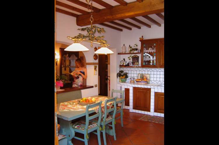 Bildet viser kjøkken med spisebord i feriehus i landsby nært Pisa i Toscana.