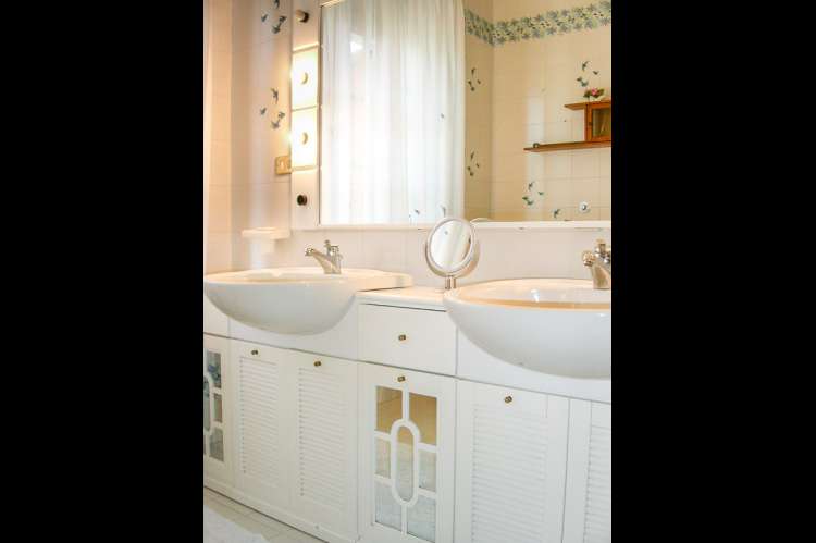 Bildet viser bad i feriehus med barnevennlig hage nært Pisa i Italia.