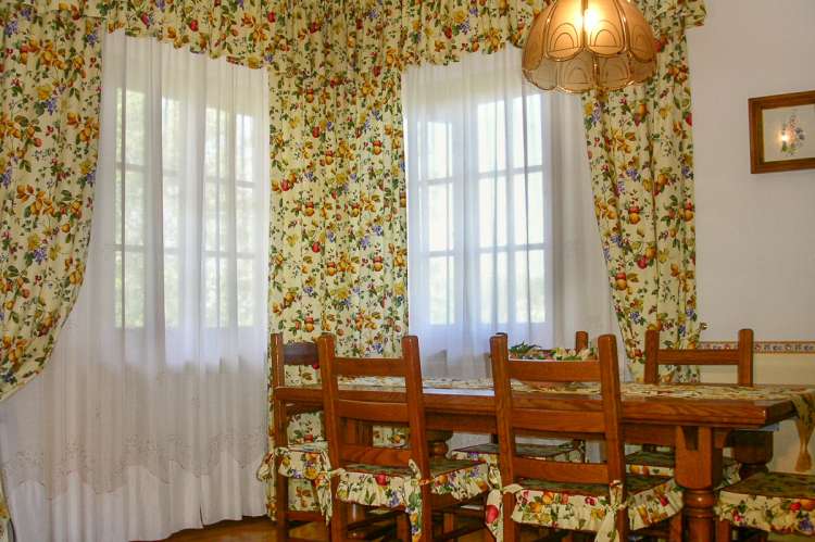 Bildet viser spisebord i ferieleilighet på familievennlig feriebosted nært Pisa i Toscana.