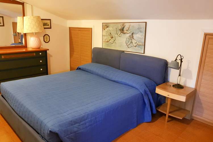 Bildet viser soverom i barnevennlig feriehus i landsby i Toscana.