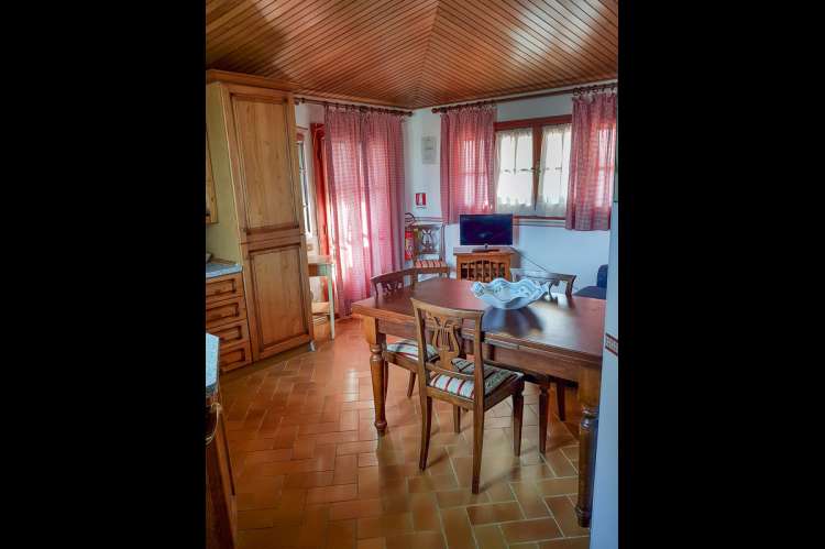 Bildet viser kjøkken med spisebord i feriebolig nært Pisa i Italia.