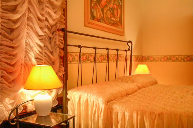 Bildet viser soverom i ferieleilighet på familievennlig eiendom ved landsby i Toscana.