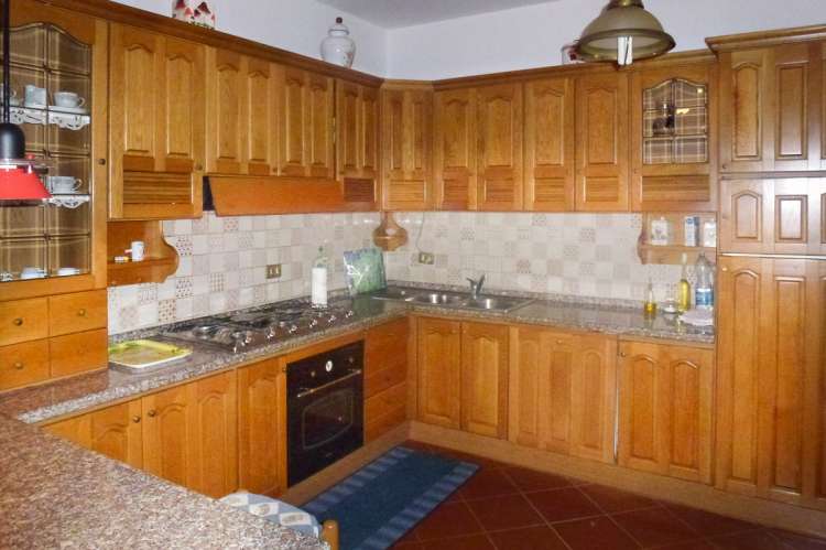 Bildet viser kjøkken i familievennlig feriehus i landsby i Toscana.