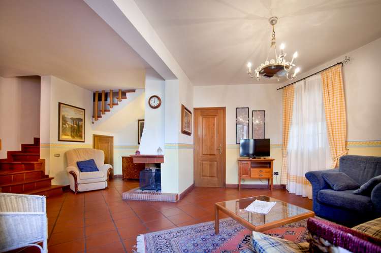 Bildet viser stor stue i ferieleilighet nært Pisa i Toscana.