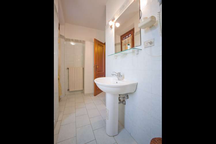 Bildet viser bad i ferieleilighet i landsby i Toscana.