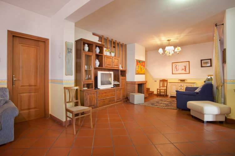 Bildet viser stue med sofa i feriehus ved landsby i Toscana.