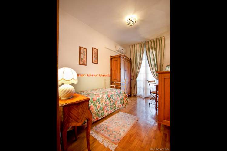 Bildet viser soverom med enkeltseng i feriehus i landsby ved Pisa i Toscana.