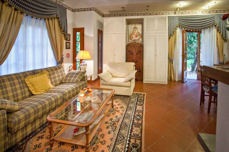 Bildet viser stue i ferieleilighet med basseng nært Pisa i Italia.