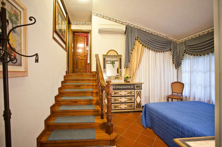 Bildet viser trapp opp til bad i feriehus i landsby i Italia.